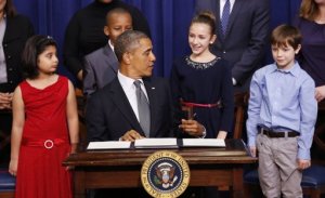 2013-01-16T174655Z_521997241_TB3E91G1DDYFP_RTRMADP_3_USA-GUNS-OBAMA